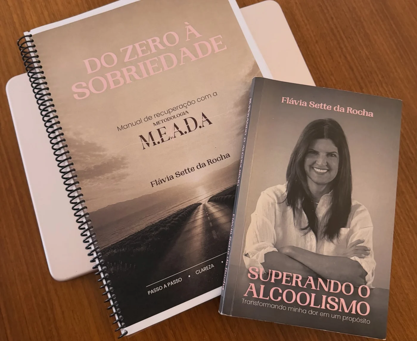 O Manual do Zero à Sobriedade impresso, ao lado do livro Superando o Alcoolismo